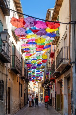  İspanya 'nın Valladolid kentindeki Peafiel şehrinde sokak şemsiyeleriyle süslenmiş.