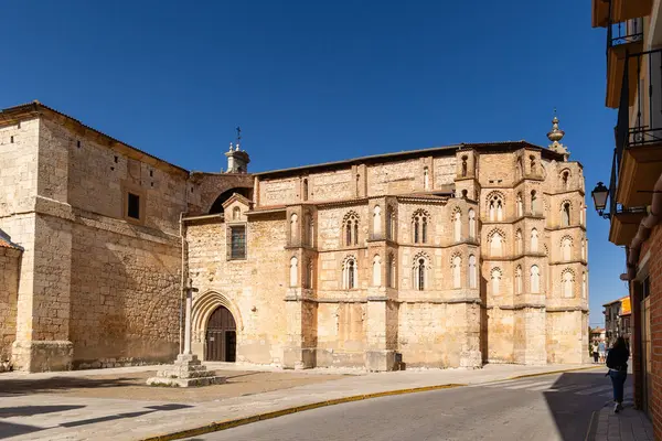 İspanya 'nın Valladolid kentindeki Peafiel şehrindeki Aziz Paul Kilisesi' nin cephesi