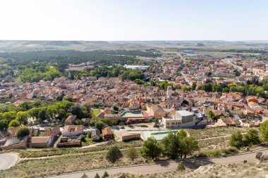 Penafiel, İspanya - 12 Ekim 2023 İspanya 'nın Valladolid eyaletindeki Peafiel kasabasının tarihi merkezindeki binaların ayrıntılarını gösteriyor.