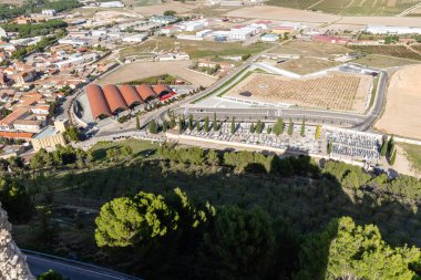 Penafiel, İspanya - 12 Ekim 2023 İspanya 'nın Valladolid eyaletindeki Peafiel kasabasının tarihi merkezindeki binaların ayrıntılarını gösteriyor.