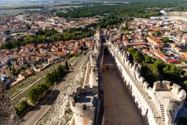 Penafiel, İspanya - 12 Ekim 2023 İspanya 'nın Valladolid eyaletindeki Peafiel kasabasının tarihi merkezindeki binaların ayrıntılarını gösteriyor.