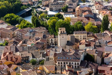 Penafiel, İspanya - 12 Ekim 2023 İspanya 'nın Valladolid eyaletindeki Peafiel kasabasının tarihi merkezindeki binaların ayrıntılarını gösteriyor.