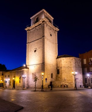 Penafiel, İspanya - 12 Ekim 2023 İspanya 'nın Valladolid eyaletindeki Peafiel kasabasının tarihi merkezindeki binaların ayrıntılarını gösteriyor.