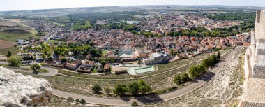 Penafiel, İspanya - 12 Ekim 2023 İspanya 'nın Valladolid eyaletindeki Peafiel kasabasının tarihi merkezindeki binaların ayrıntılarını gösteriyor.