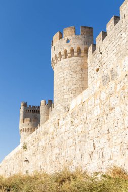 Peafiel, İspanya - 12 Ekim 2023 İspanya 'nın Valladolid eyaletindeki Peafiel kasabasının farklı bölgelerinden Peafiel kalesinin görüntüsü