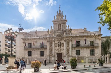 Valladolid, İspanya - 13 Ekim 2023: İspanya 'nın Valladolid kentindeki tarihi merkezde hukuk fakültesi cephesi