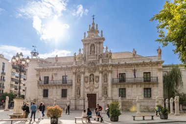Valladolid, İspanya - 13 Ekim 2023: İspanya 'nın Valladolid kentindeki tarihi merkezde hukuk fakültesi cephesi