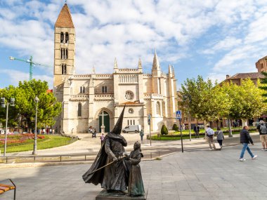 Valladolid, İspanya - 13 Ekim 2023: Valladolid, İspanya 'nın tarihi merkezinde Santa Maria la Antigua Kilisesi