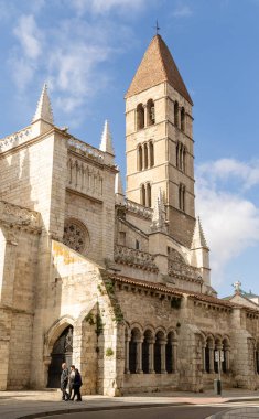 Valladolid, İspanya - 13 Ekim 2023: Valladolid, İspanya 'nın tarihi merkezinde Santa Maria la Antigua Kilisesi