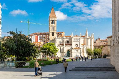 Valladolid, İspanya - 13 Ekim 2023: Valladolid, İspanya 'nın tarihi merkezinde Santa Maria la Antigua Kilisesi