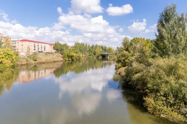 Valladolid, İspanya - 13 Ekim 2023: İspanya 'nın Valladolid şehir merkezinde Puente Grande adlı köprüyle Pisuerga Nehri' nin suları