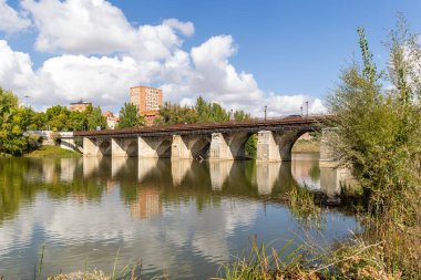 Valladolid, İspanya - 13 Ekim 2023: İspanya 'nın Valladolid şehir merkezinde Puente Grande adlı köprüyle Pisuerga Nehri' nin suları