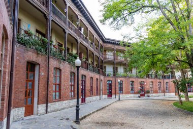 Valladolid, İspanya - 13 Ekim 2023: Valladolid, İspanya şehir merkezi del Viejo Coso meydanı manzarası