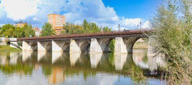 Valladolid, İspanya - 13 Ekim 2023: İspanya 'nın Valladolid şehir merkezinde Puente Grande adlı köprüyle Pisuerga Nehri' nin suları