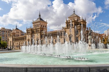 Valladolid, İspanya - 13 Ekim 2023: İspanya 'nın tarihi şehir merkezi Valladolid' deki Plaza de Zorilla 'yı çevreleyen farklı binaların manzaraları