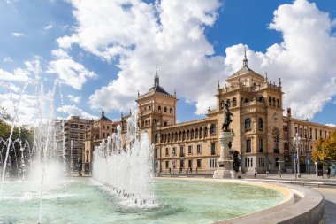 Valladolid, İspanya - 13 Ekim 2023: İspanya 'nın tarihi şehir merkezi Valladolid' deki Plaza de Zorilla 'yı çevreleyen farklı binaların manzaraları
