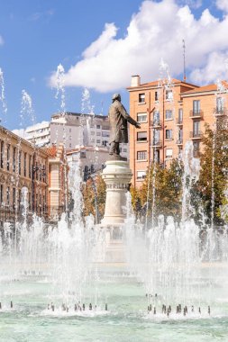 Valladolid, İspanya - 13 Ekim 2023: İspanya 'nın tarihi şehir merkezi Valladolid' deki Plaza de Zorilla 'yı çevreleyen farklı binaların manzaraları