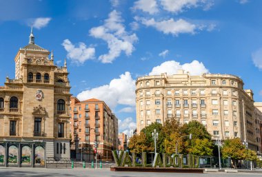 Valladolid, İspanya - 13 Ekim 2023: İspanya 'nın tarihi şehir merkezi Valladolid' deki Plaza de Zorilla 'yı çevreleyen farklı binaların manzaraları