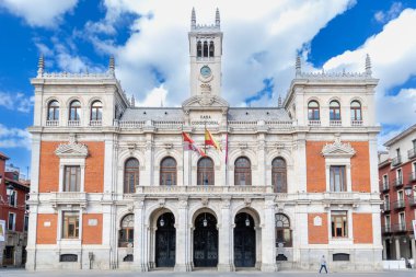 Valladolid, İspanya - 13 Ekim 2023: Valladolid, İspanya 'nın tarihi şehir merkezinde ana meydanı çevreleyen farklı binaların manzaraları