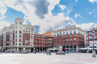 Valladolid, İspanya - 13 Ekim 2023: Valladolid, İspanya 'nın tarihi şehir merkezinde ana meydanı çevreleyen farklı binaların manzaraları