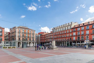 Valladolid, İspanya - 13 Ekim 2023: Valladolid, İspanya 'nın tarihi şehir merkezinde ana meydanı çevreleyen farklı binaların manzaraları