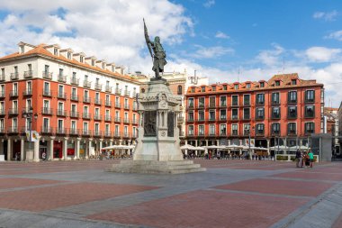 Valladolid, İspanya - 13 Ekim 2023: Valladolid, İspanya 'nın tarihi şehir merkezinde ana meydanı çevreleyen farklı binaların manzaraları