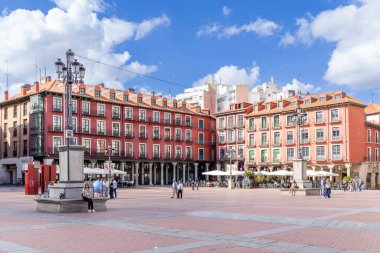 Valladolid, İspanya - 13 Ekim 2023: Valladolid, İspanya 'nın tarihi şehir merkezinde ana meydanı çevreleyen farklı binaların manzaraları