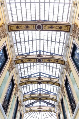 Valladolid, İspanya - 13 Ekim 2023: İspanya 'nın tarihi şehir merkezi Valladolid' deki Pasaje Gutierrez adlı alışveriş merkezinin manzarası