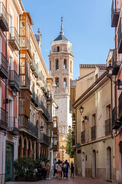 Valladolid, İspanya - 13 Ekim 2023: Valladolid, İspanya şehir merkezinin tarihi binaları hakkında farklı görüşler