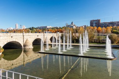 Madrid, İspanya - 19 Kasım 2023: Madrid Parkı 'nda Madrid Nehri adlı Madrid Nehri' nin kıyısındaki Segovia Köprüsü