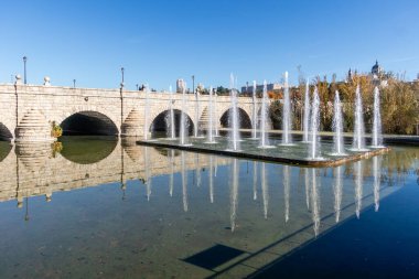 Madrid, İspanya - 19 Kasım 2023: Madrid Parkı 'nda Madrid Nehri adlı Madrid Nehri' nin kıyısındaki Segovia Köprüsü