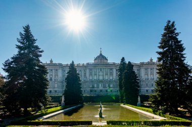 Madrid, İspanya - 19 Kasım 2023: Madrid, İspanya 'da Mnazanares nehrinin kıyısındaki Jardines de Sabatini adlı bahçelerde sonbahar