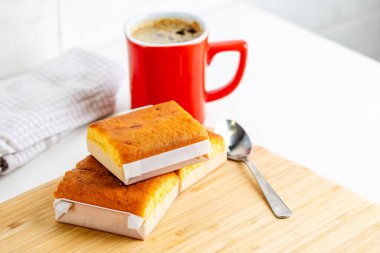 İspanya, Cantabria 'dan tipik bir tatlı olan sobaos pasiego kahvaltıda yemeye hazır.