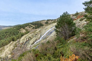 İspanya 'nın Segovia eyaletindeki Granja de San Ildefonso kasabasında Chorro Grande adlı şelale.