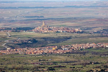İspanya 'nın Segovia eyaletindeki Granja de San Ildefonso kasabasındaki Chorro Grande adlı su şelalesinden Segovia kentinin manzarası