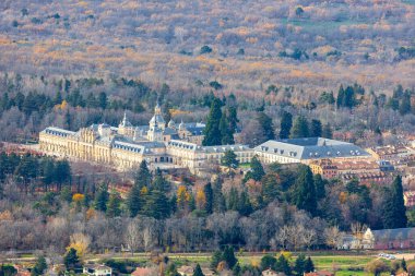 İspanya 'nın Segovia eyaletindeki Granja de San Ildefonso kasabasındaki Chorro Grande adlı şelaleden La Granja kasabasının manzarası