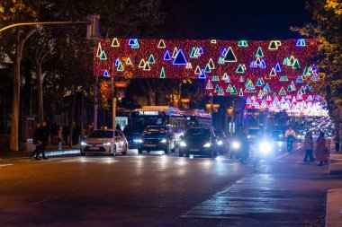 Madrid, İspanya - 10 Aralık 2023: Madrid, İspanya sokaklarında Noel süsleme ışıkları