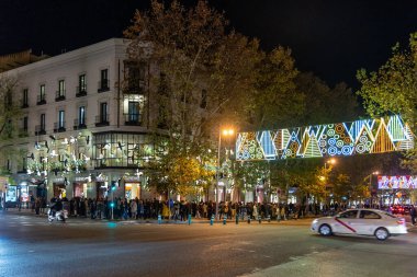 Madrid, İspanya - 10 Aralık 2023: Madrid, İspanya sokaklarında Noel süsleme ışıkları