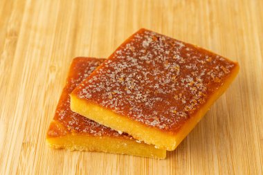 Tahta üzerinde, tahta üzerinde badem ve fındıklı türron blokları..