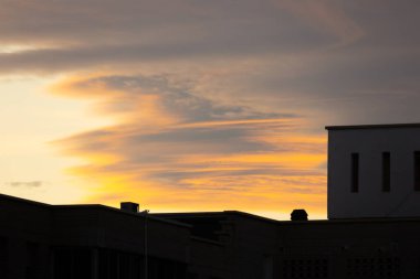 İspanya, Madrid 'in Carabanchel mahallesinde şafak söküyor.