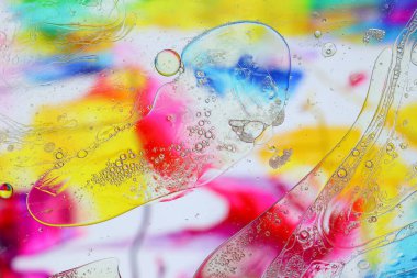 Renkli arka plan üzerinde su yağı emülsiyon Makro çekim