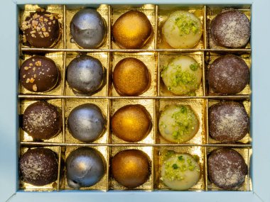 Beyaz arka planda farklı çikolata şekerleri