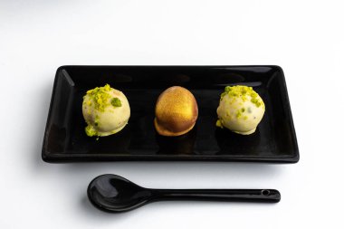 Beyaz arka planda farklı çikolata şekerleri