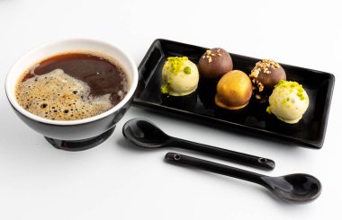 Beyaz arka planda farklı çikolata şekerleri