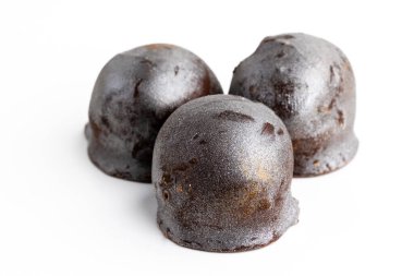 Beyaz arka planda farklı çikolata şekerleri