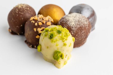 Beyaz arka planda farklı çikolata şekerleri