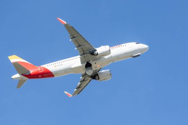 Madrid, İspanya - 14 Mart 2023: Iberia havayolu uçağı Madrid, İspanya 'daki Adolfo Suarez Madrid-Barajas havaalanından havalanıyor.