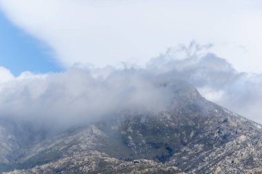 Madrid 'in Sierra de Guadarrama' daki dağ manzarası sisle kaplıydı.