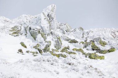 Mart 2024 'te Madrid' deki Sierra de Guadarrama 'da Puerto de Navacerrada' nın karlı manzaraları