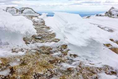 Mart 2024 'te Madrid' deki Sierra de Guadarrama 'da Puerto de Navacerrada' nın karlı manzaraları